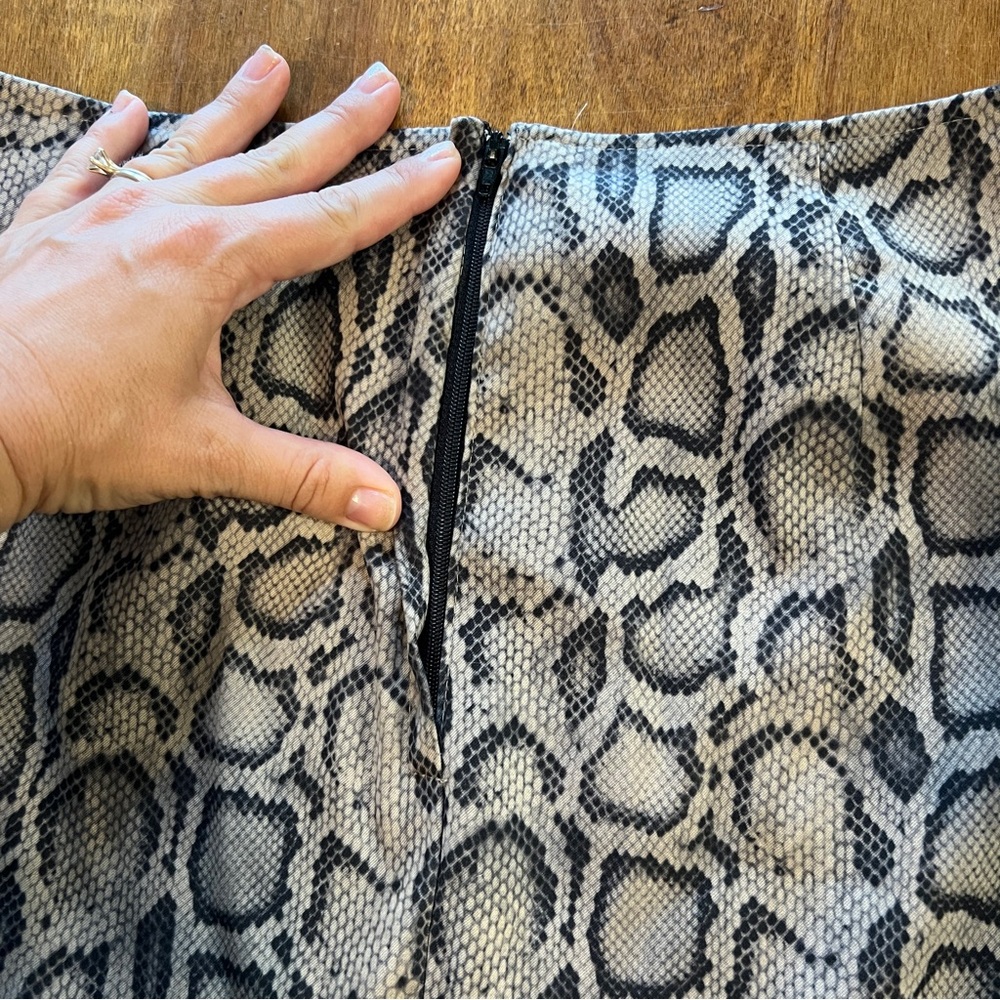 Vintage Snake Print Mini Skirt! Size 1 - Picture 3 of 7